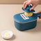 Mandoline cuisine bleue et épurée avec récipient sur une table