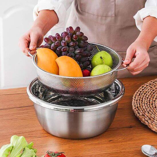 passoire-inox-ergonomique-avec-pieds