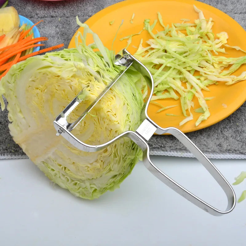 épluche légumes avec lame dentelée qui émince du chou