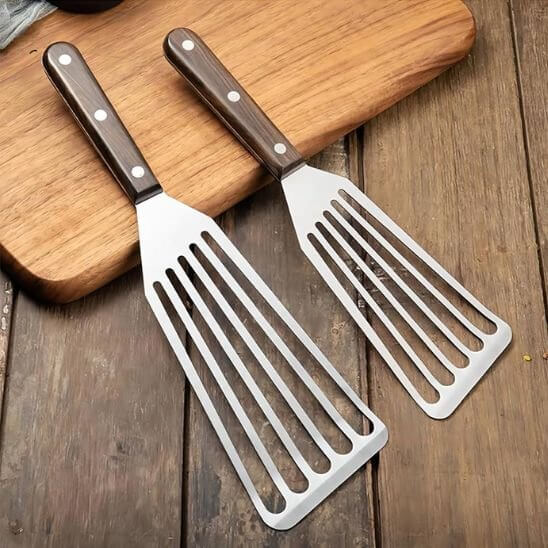 spatule-polyvalente-pour-retourner-les-aliments
