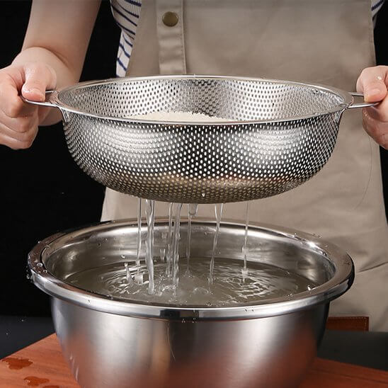 vue-de-profil-passoire-inox-ergonomique